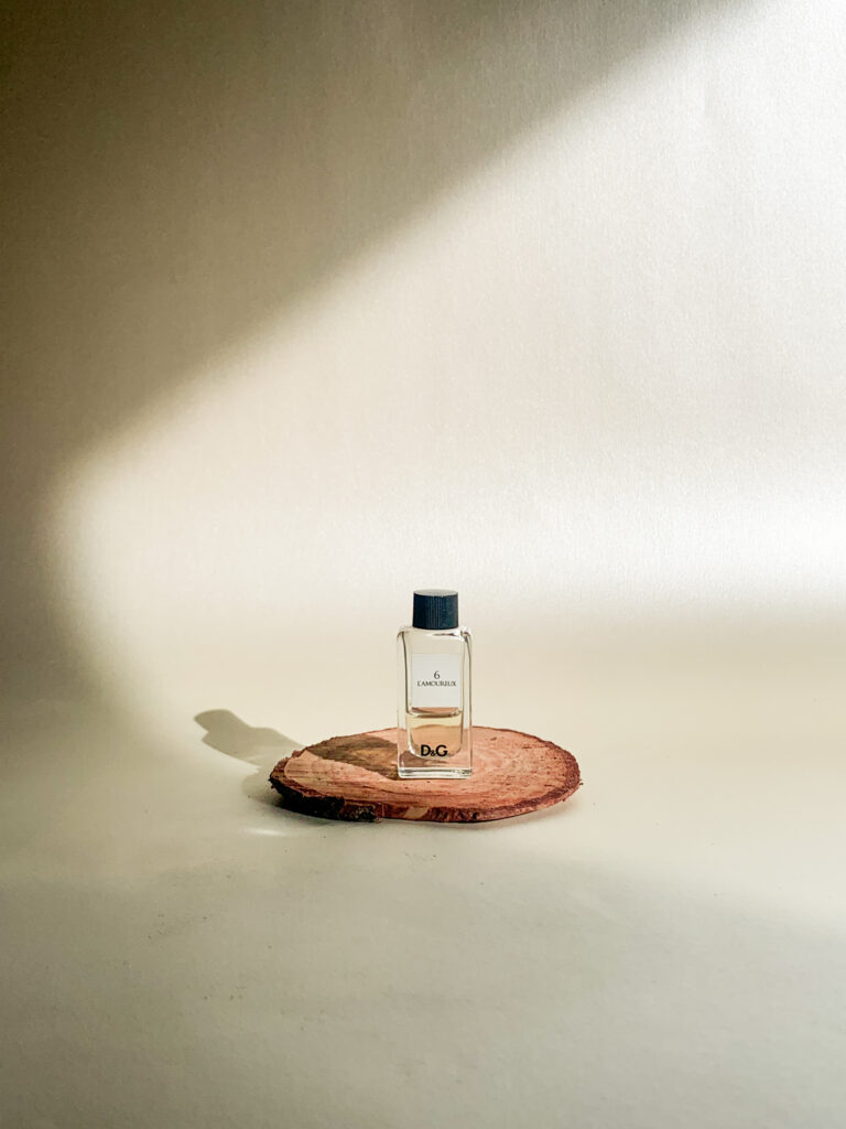 fotografia-editorial-de-perfume-de-lujo-con-fondo-minimalista-mexico-y-espana-dolce-gabanna
